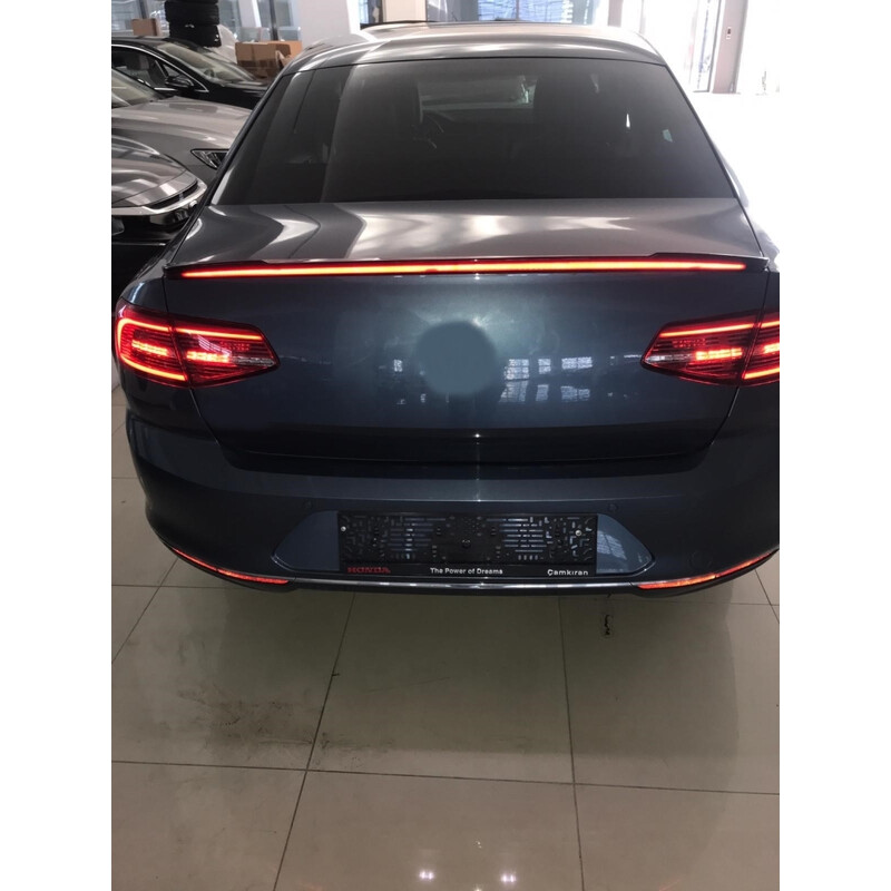 Volkswagen Passat B8 İçin Uyumlu Led Spoiler (Piano Black)