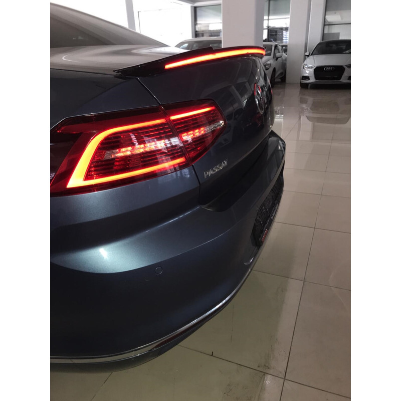 Volkswagen Passat B8 İçin Uyumlu Led Spoiler (Piano Black)